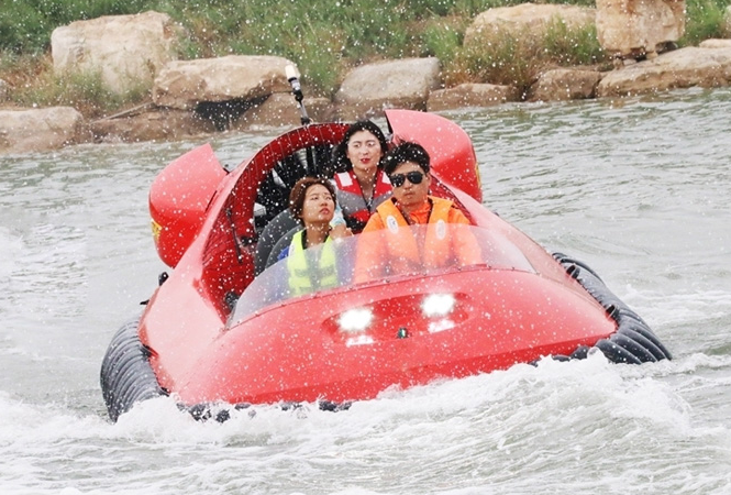 气垫船图片